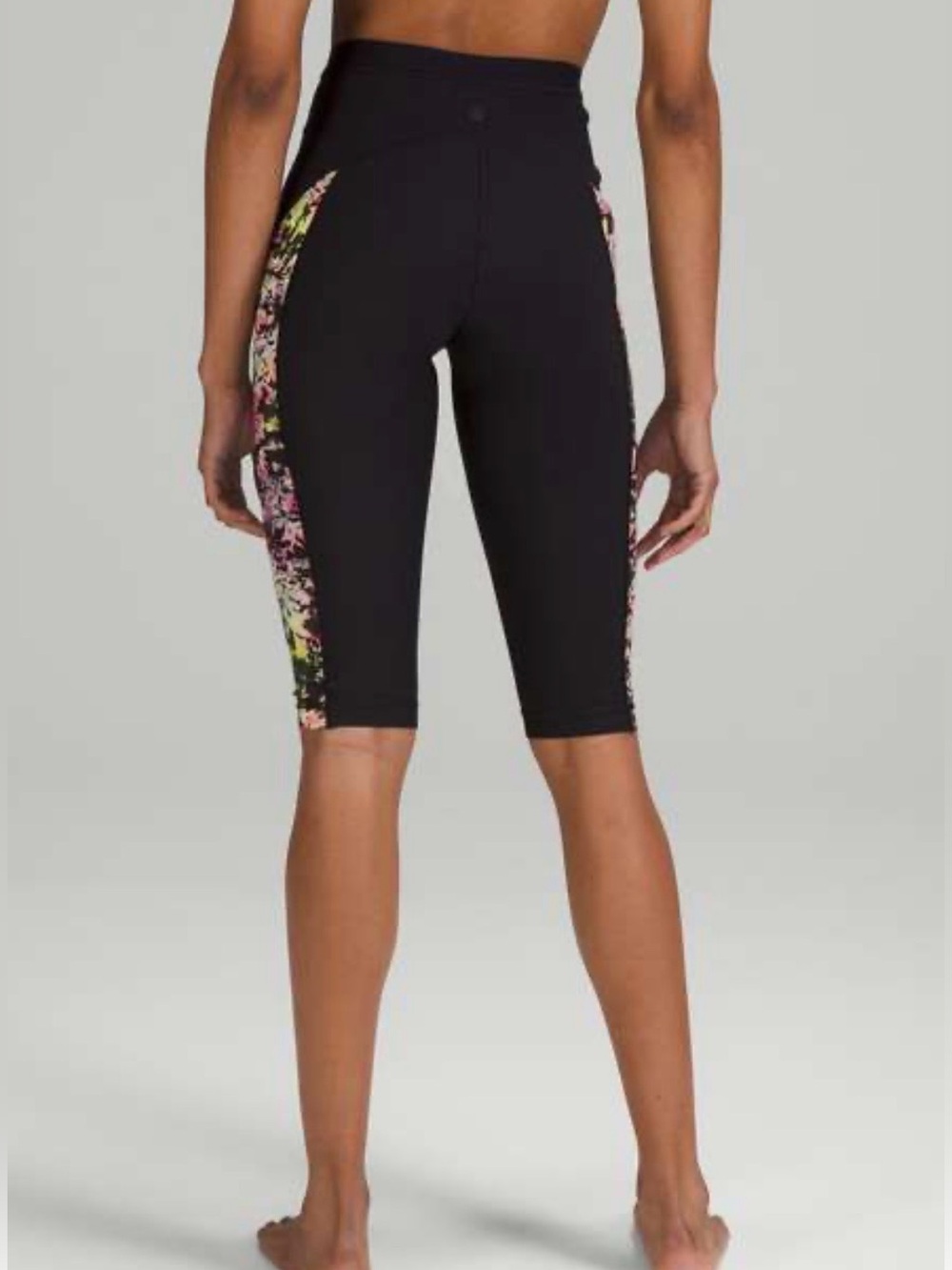 lululemon  high rise  paddle  crop 15” legnth 
 Black flowers swimming